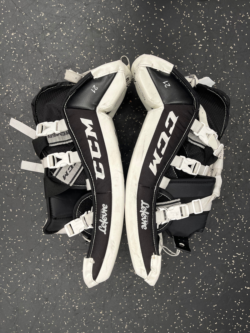 Load image into Gallery viewer, CCM Premier R1.5 White/Black Size 21&quot; Used Hockey Goalie Leg Pads
