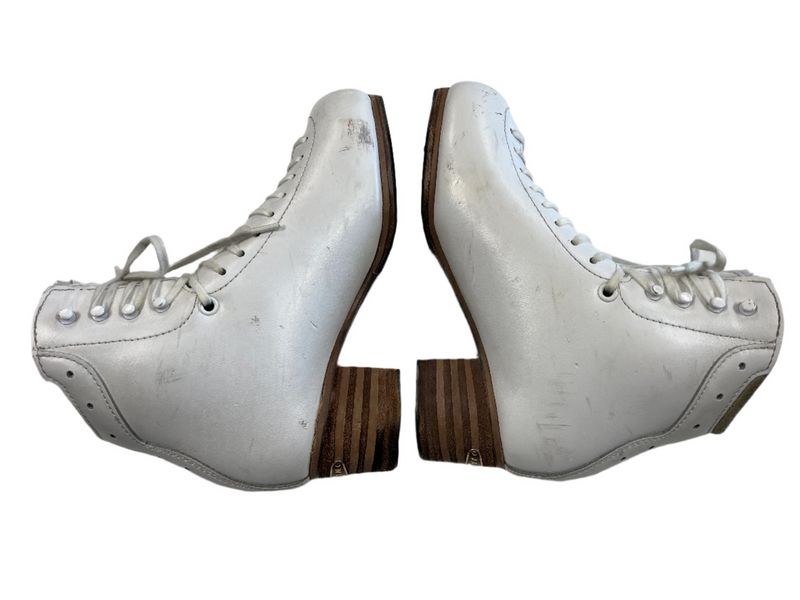 Load image into Gallery viewer, Used Jackson 5300 Figure Skate Boots Size 5.5
