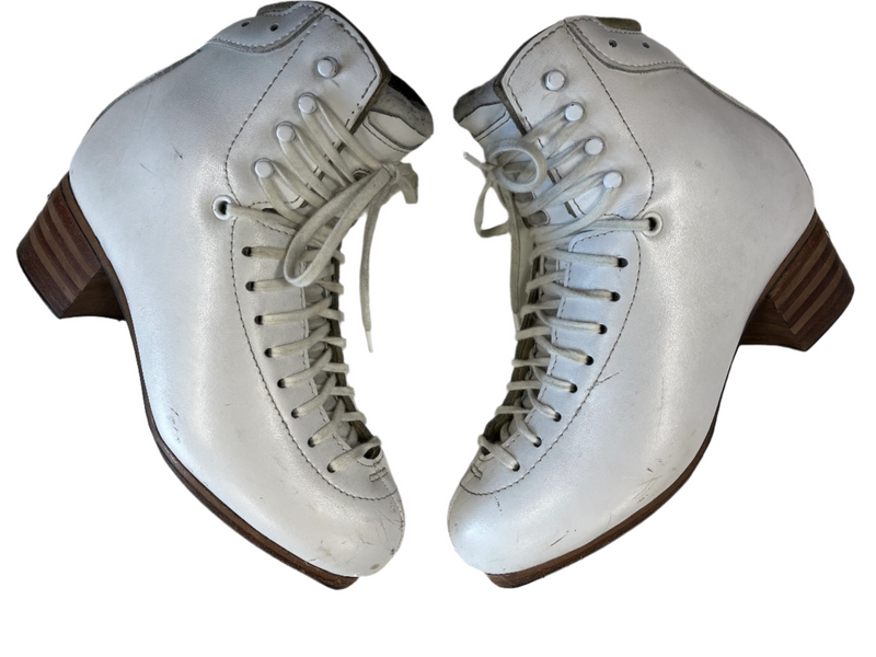 Load image into Gallery viewer, Used Jackson 5300 Figure Skate Boots Size 5.5
