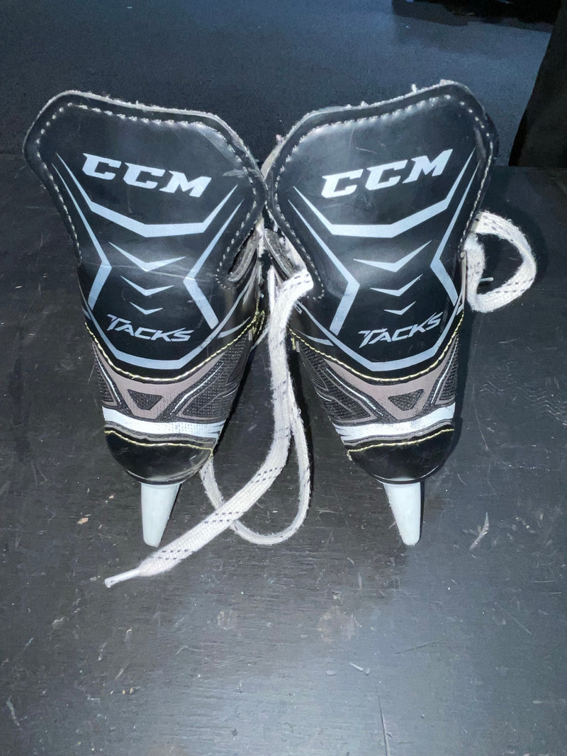 Load image into Gallery viewer, Used CCM 9040 Tacks Size 8 yt.
