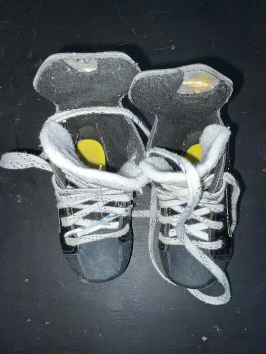 Used CCM 9040 Tacks Size 8 yt.