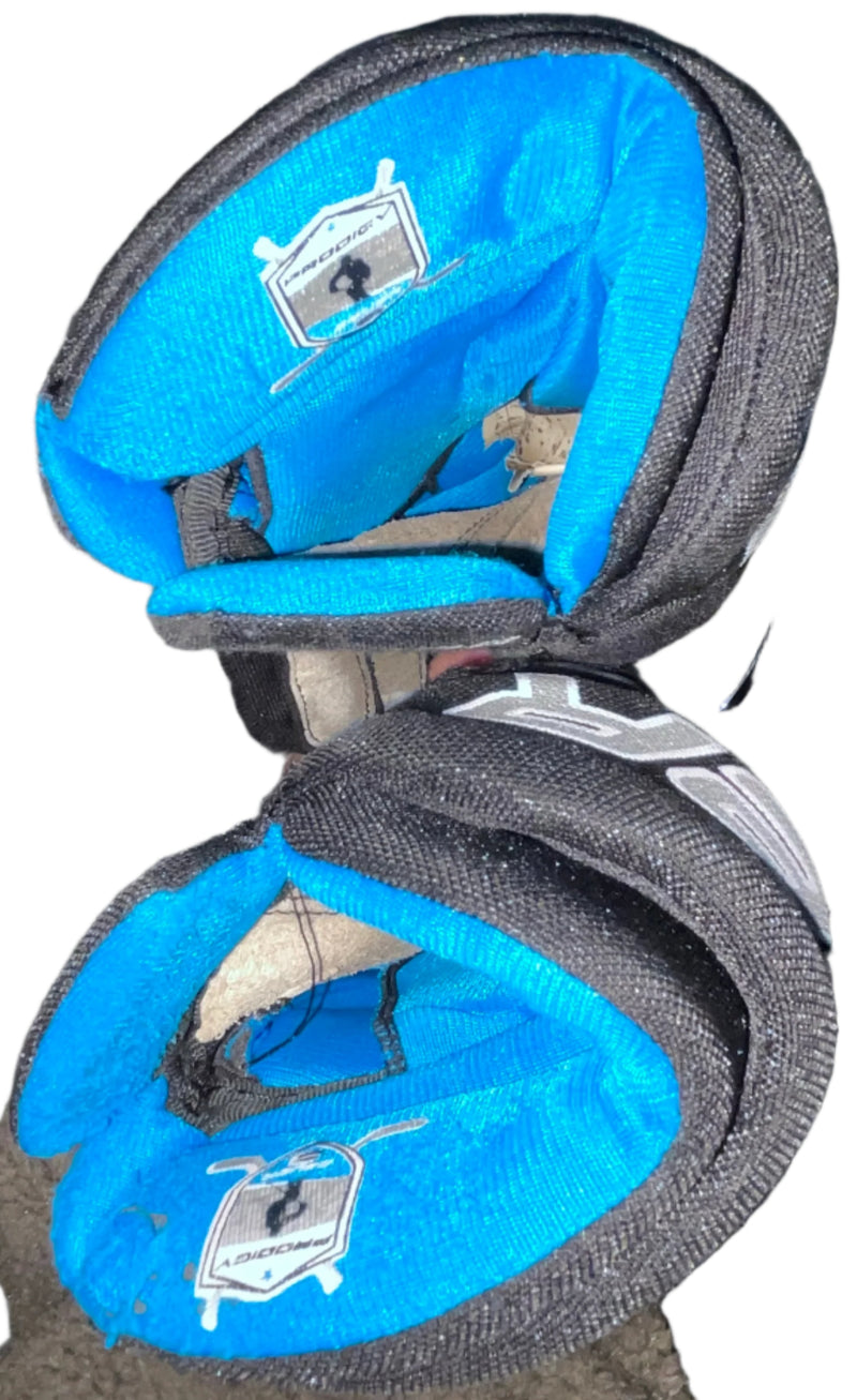 Load image into Gallery viewer, Used Black Bauer Prodigy Yt. 8&quot; Hockey Gloves
