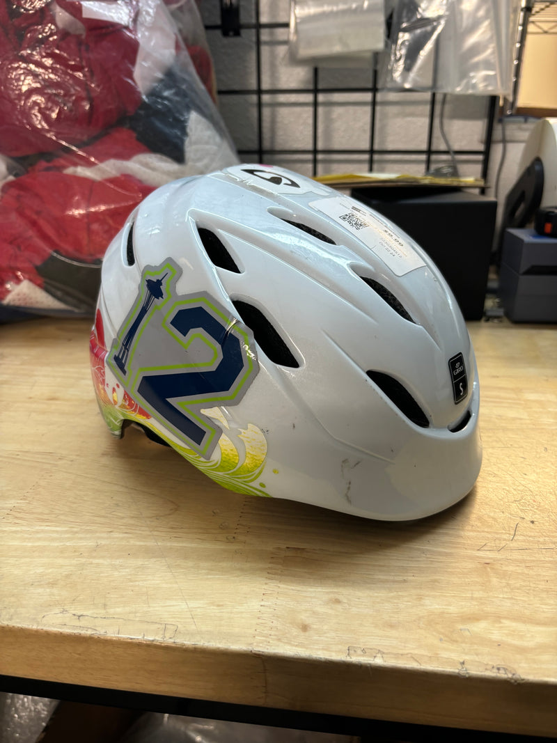 Load image into Gallery viewer, Used Giro Size Small White Ski Helmet
