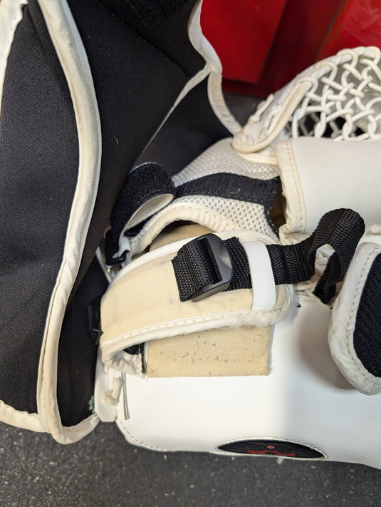 Used Bauer Rx8 Limited edition White Sr Goalie Glove Reg