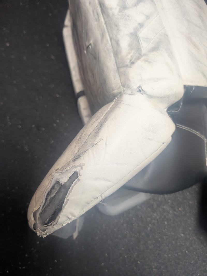 Load image into Gallery viewer, Used Warrior Ritual R/G5 34 + 1.5&quot; Hockey Goalie Leg Pads
