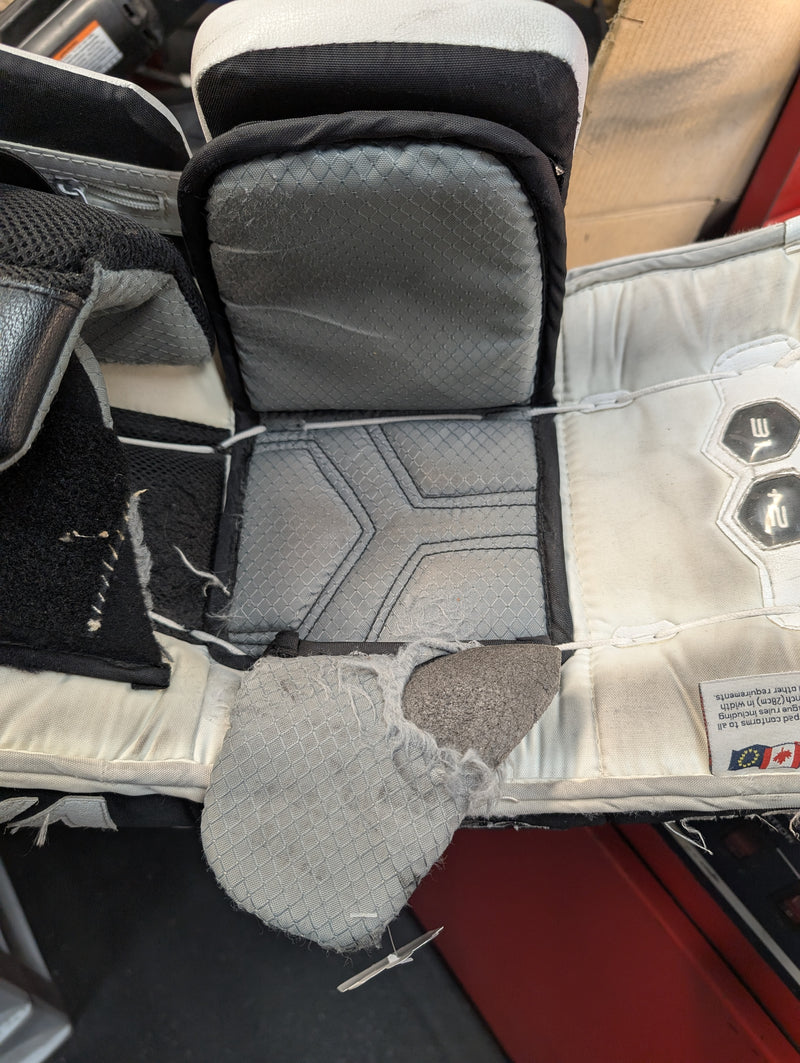 Load image into Gallery viewer, Used Vaughn Velocity VE8 31+2&quot; Intermediate Hockey Goalie Leg Pads
