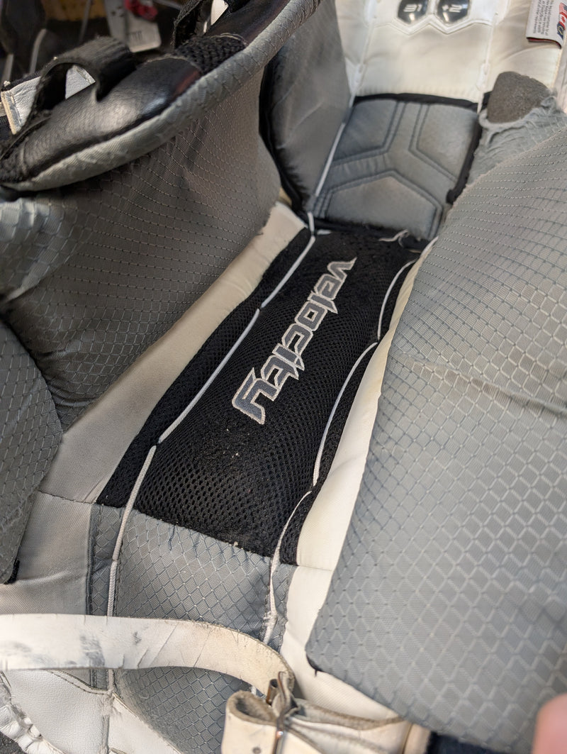 Load image into Gallery viewer, Used Vaughn Velocity VE8 31+2&quot; Intermediate Hockey Goalie Leg Pads
