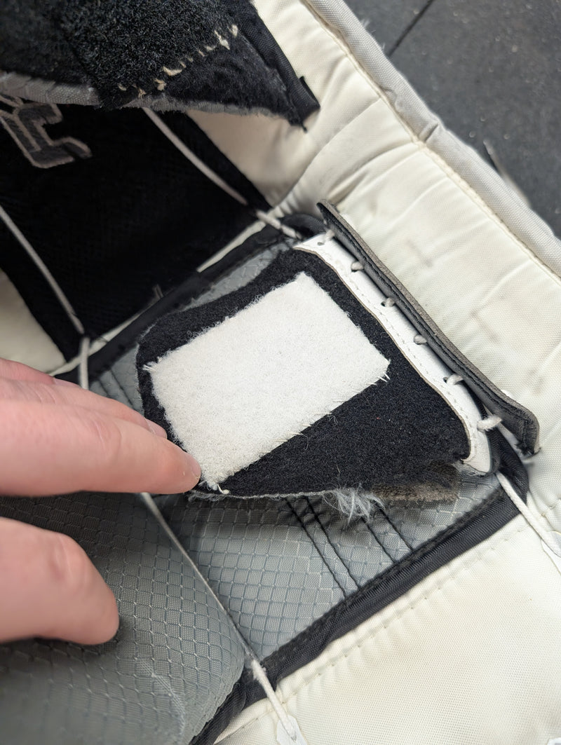 Load image into Gallery viewer, Used Vaughn Velocity VE8 31+2&quot; Intermediate Hockey Goalie Leg Pads
