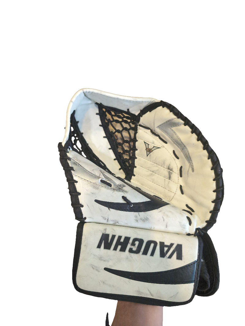 Load image into Gallery viewer, Used Vaughn Velocity V5 7110 Youth Sized Regular Hockey Goalie Glove
