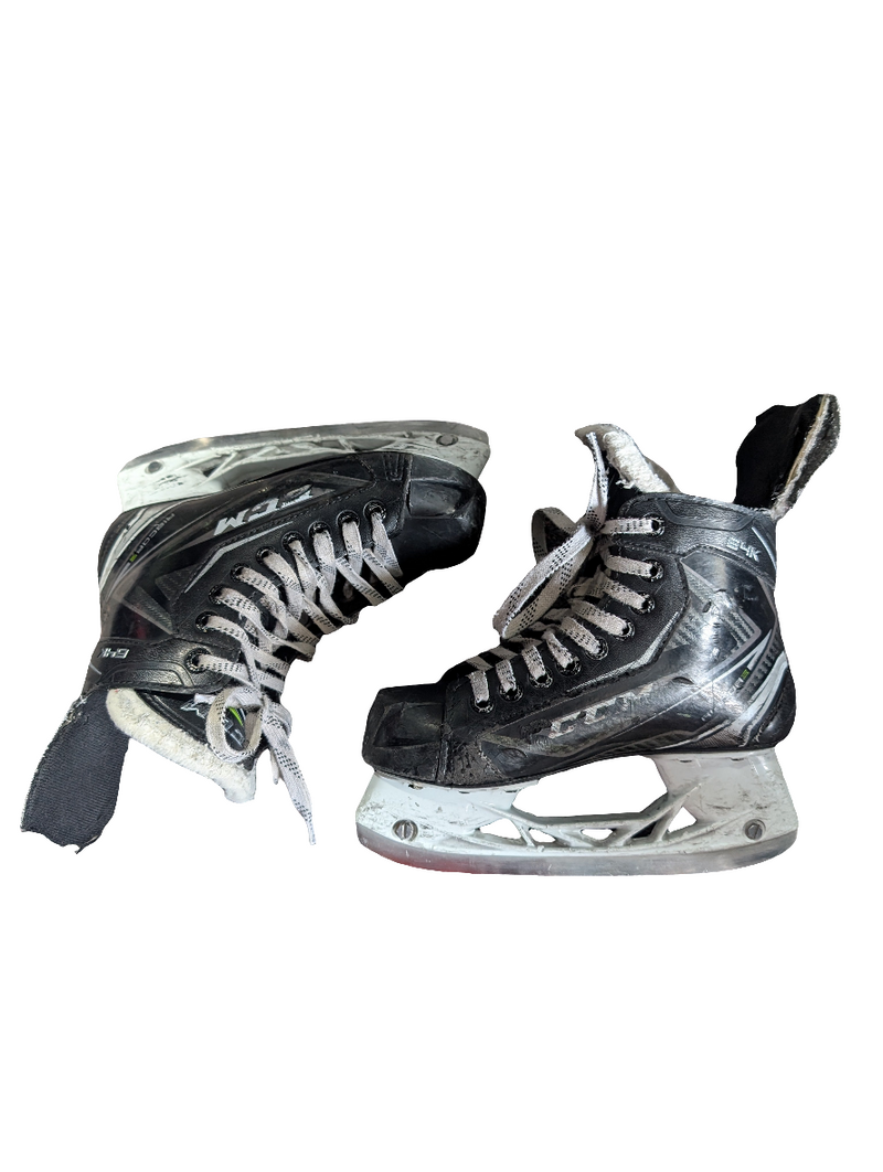 Load image into Gallery viewer, Used CCM Ribcor 64K Size 2D Junior Hockey Skates
