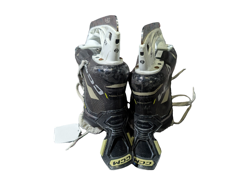 Load image into Gallery viewer, Used CCM Tacks AS-580 Intermediate Size 5.5 Hockey Skates
