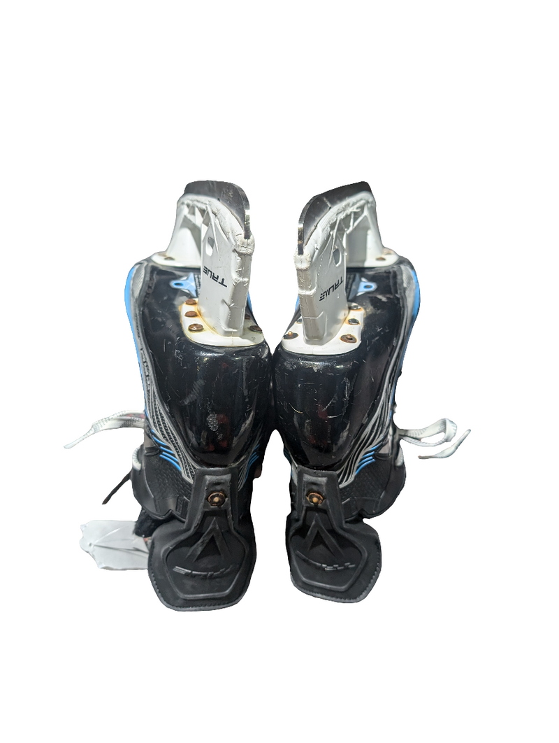 Load image into Gallery viewer, Used True TF7 Size 5 Junior Hockey Skates
