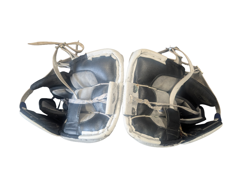Load image into Gallery viewer, Used Vaughn Velocity V6 1000I Pro 30+2&quot; INT. Hockey Goalie Pads
