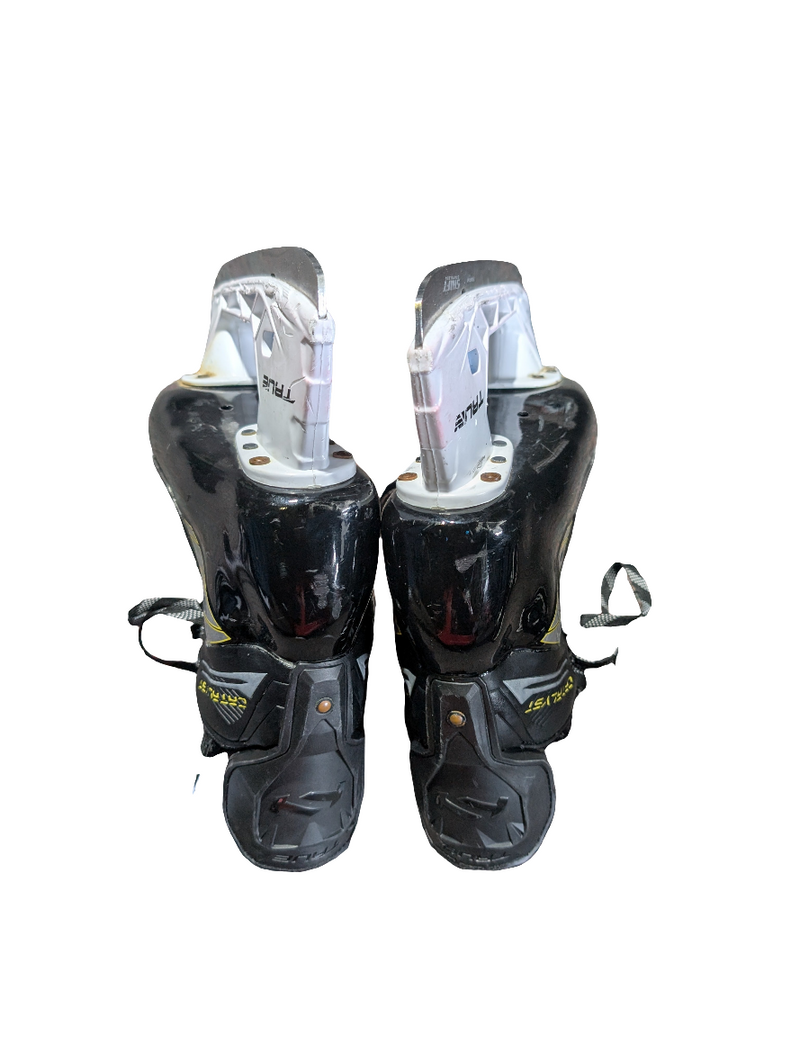 Load image into Gallery viewer, Used True Catalyst 5 Senior Size 7 Regular Hockey Skates
