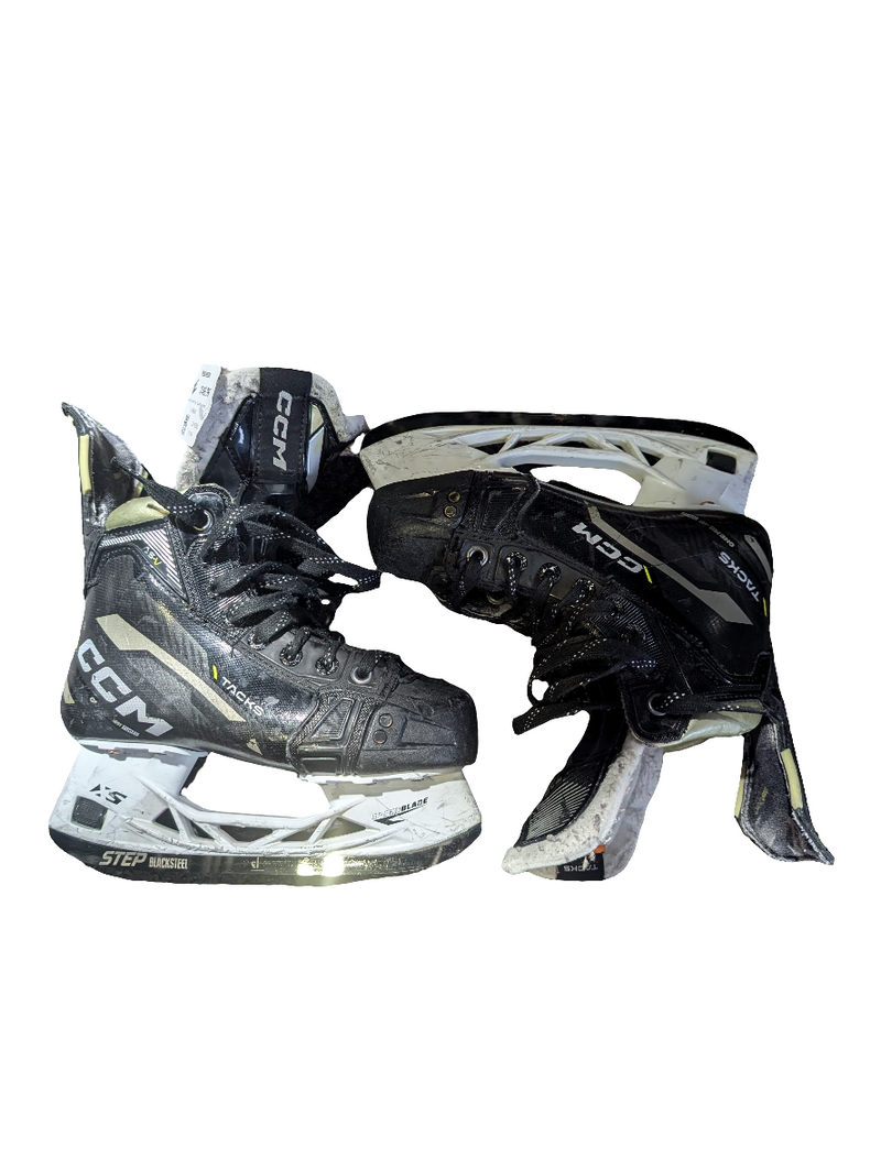 Load image into Gallery viewer, Used CCM Tacks AS-V Size 2.5 Junior Hockey Skates
