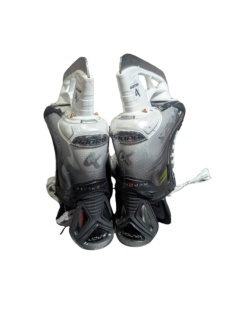 Load image into Gallery viewer, Used Bauer Vapor Hyperlite 2 Size 6 Fit 3 Intermediate Hockey Skates
