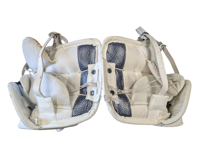 Load image into Gallery viewer, Used Simmons Ultra Light 5 32+2&quot; Senior Hockey Goalie Pads
