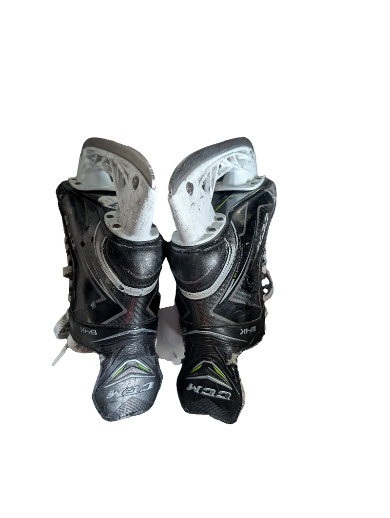Load image into Gallery viewer, Used CCM Ribcor 64K Size 2D Junior Hockey Skates
