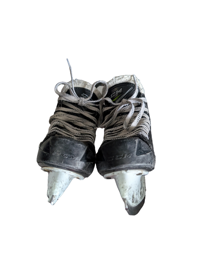 Load image into Gallery viewer, Used CCM Ribcor 64K Size 2D Junior Hockey Skates
