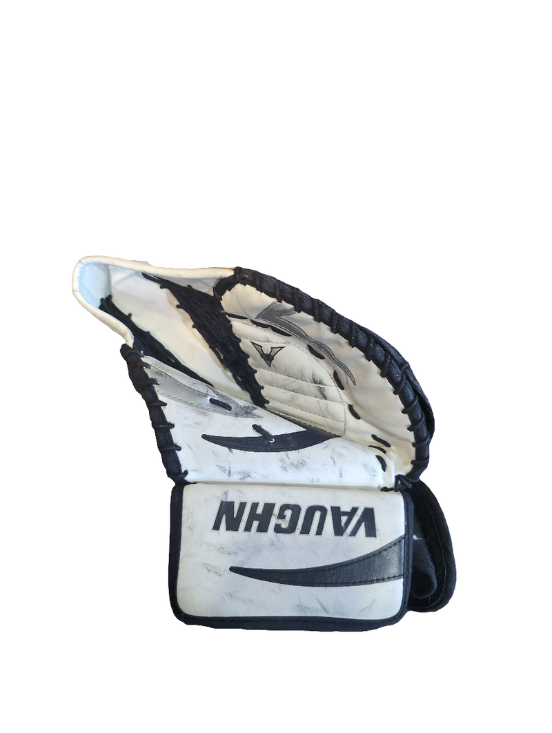 Load image into Gallery viewer, Used Vaughn Velocity V5 7110 Youth Sized Regular Hockey Goalie Glove
