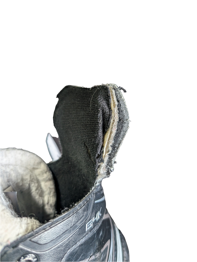 Load image into Gallery viewer, Used CCM Ribcor 64K Size 2D Junior Hockey Skates
