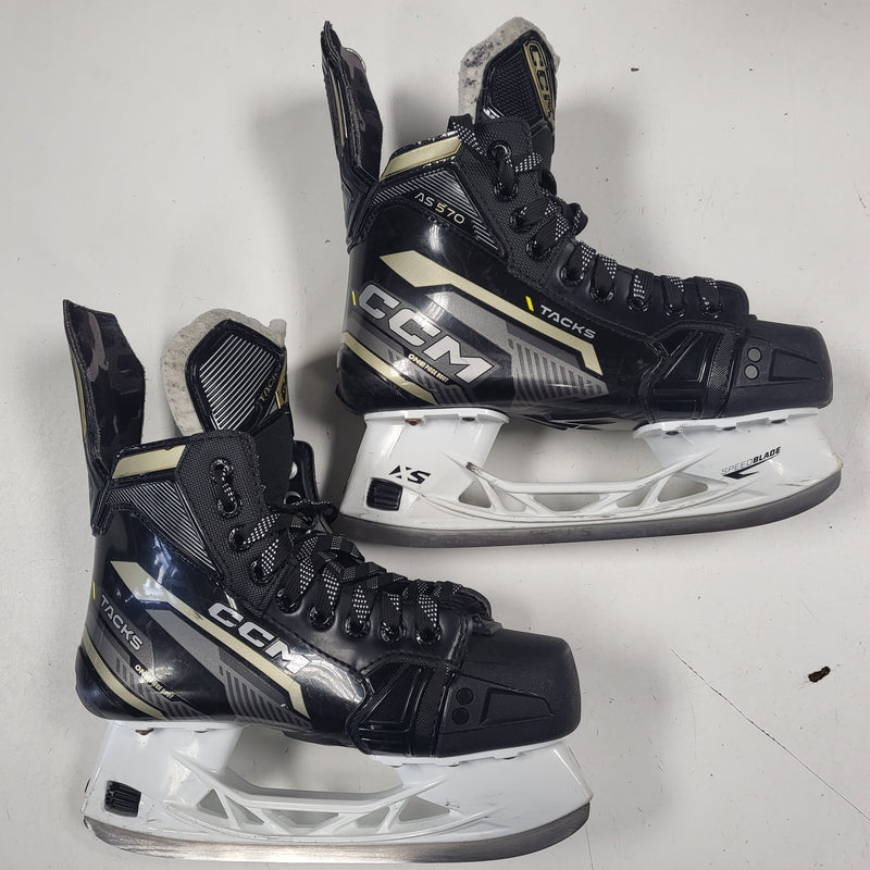 Load image into Gallery viewer, Used CCM Tacks AS 570 Hockey Skates - Size: 4.5
