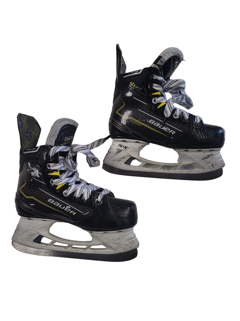 Load image into Gallery viewer, Used Bauer supreme M40 skates size 3
