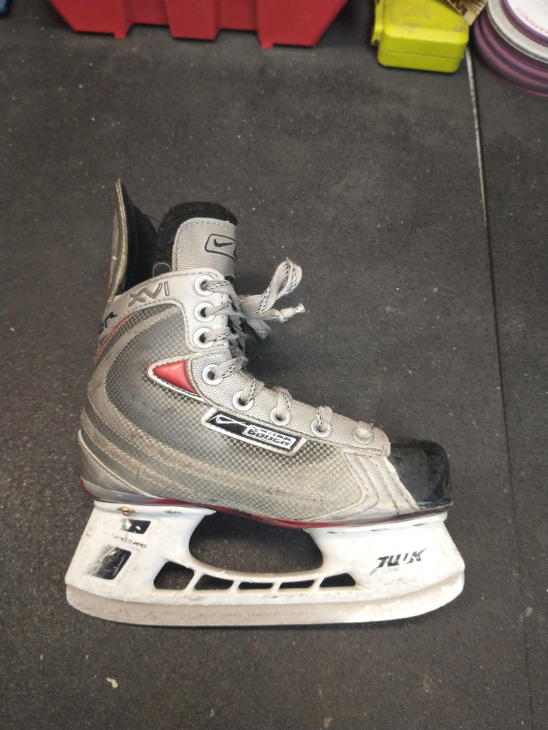 Load image into Gallery viewer, Used Nike Bauer Size 2 Hockey Skates
