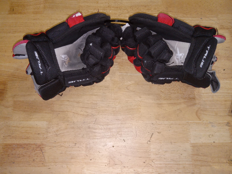 Load image into Gallery viewer, Used True Catalyst 7X 12&quot; Junior Hockey Gloves
