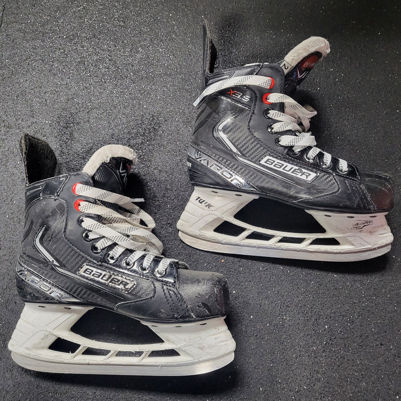 Load image into Gallery viewer, Used Bauer Vapor X3.5 Hockey Skates Size 2.5
