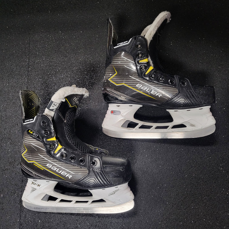 Load image into Gallery viewer, Used Bauer Supreme M40 Hockey Skates Size 2.5
