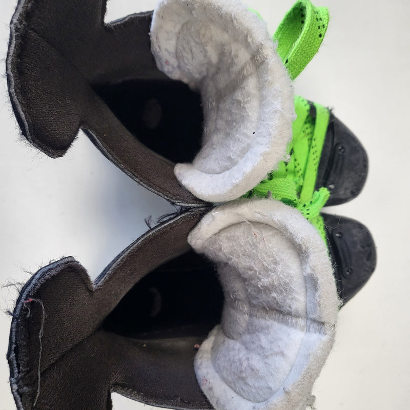 Load image into Gallery viewer, Used Bauer Vapor Volt Size 2 Jr Hockey Skates

