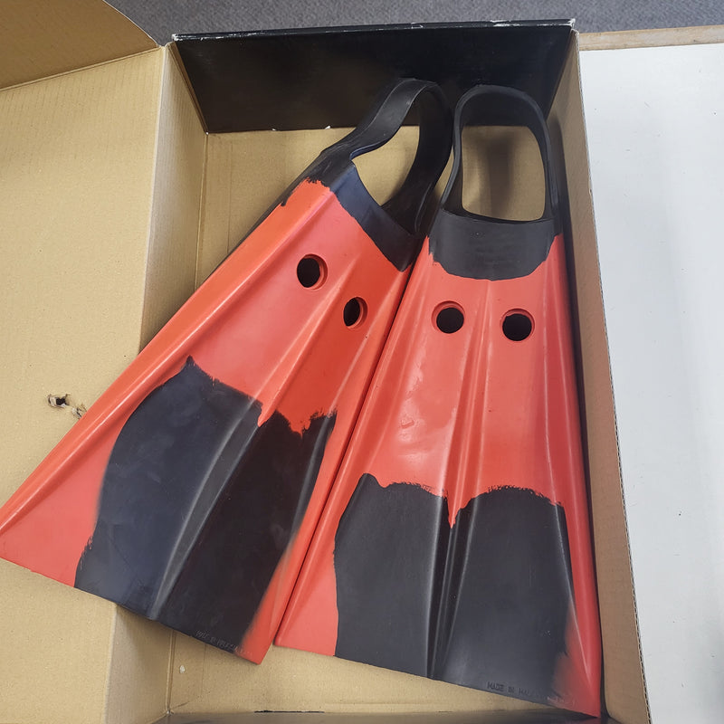 Load image into Gallery viewer, Used Voit V-Duck Size 8-9 Snorkeling Fins
