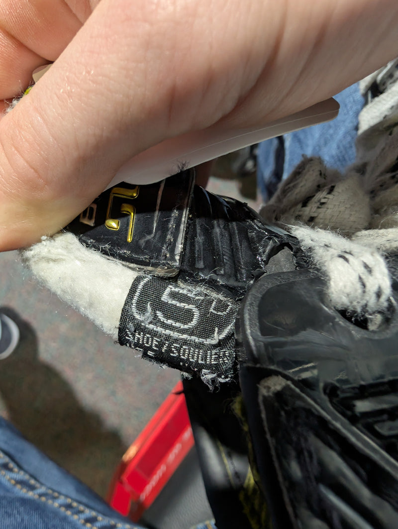 Load image into Gallery viewer, Used Bauer Supreme 2S Pro Intermediate Size 5D Hockey Skates
