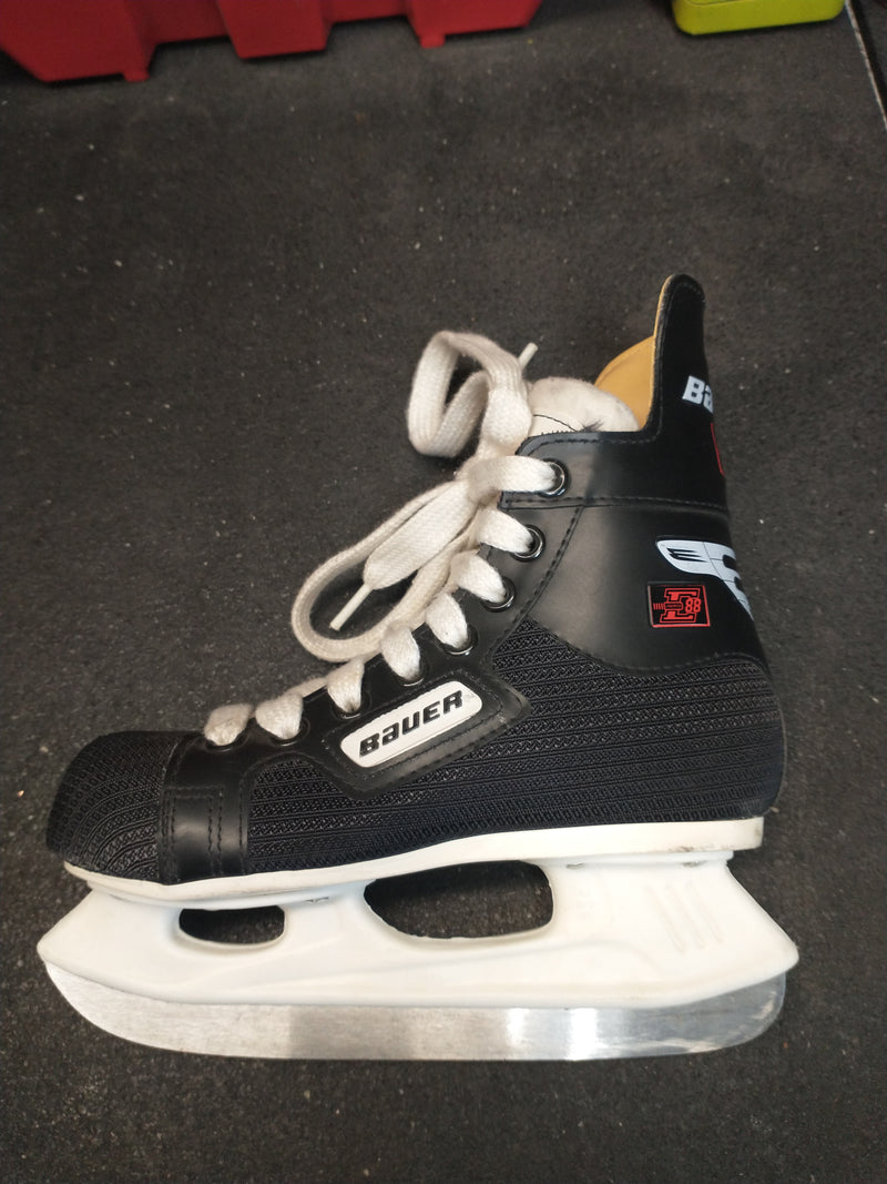 Load image into Gallery viewer, Slightly Used Bauer Lindros 88 Skates Youth
