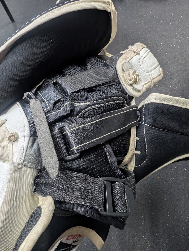 Load image into Gallery viewer, Used CCM Extreme Flex 500 Goalie Glove
