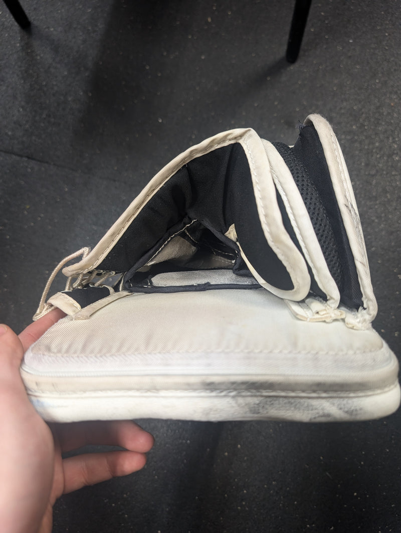 Load image into Gallery viewer, Used CCM Extreme Flex 500 Goalie Blocker
