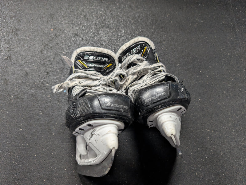 Load image into Gallery viewer, Used Bauer Supreme M5 Pro Hockey Skates Jr. Size 4.5 fit 2
