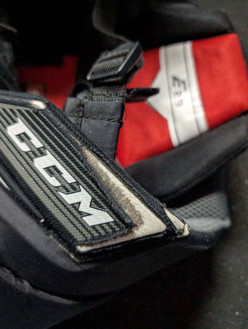 Load image into Gallery viewer, Used CCM E2.9 Int. Small Hockey Goalie Pants
