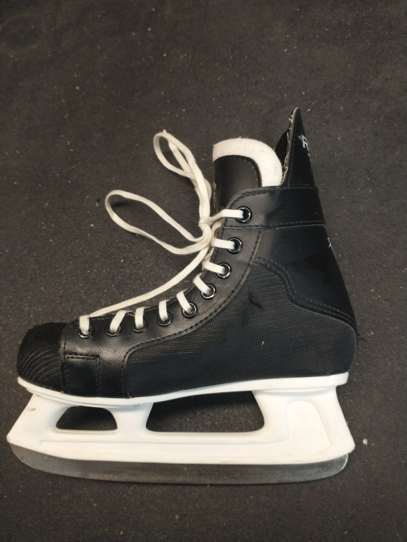 Load image into Gallery viewer, Used Riedell 191 Skates Size 3
