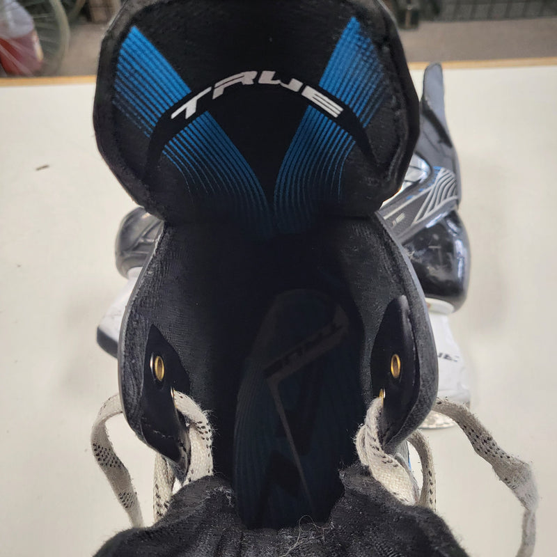 Load image into Gallery viewer, Used True TF7 Ice Skates Size 3.5
