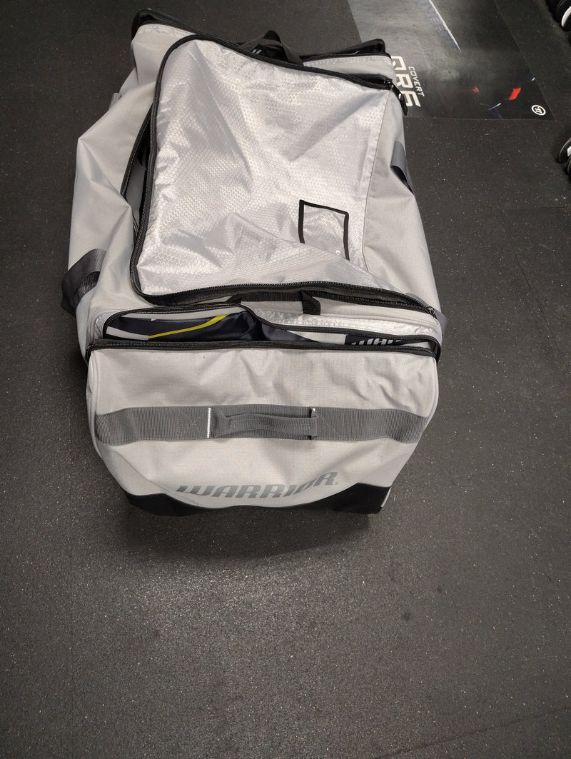 Load image into Gallery viewer, Slightly Used Warrior Q20 Cargo Hockey Bag 32"
