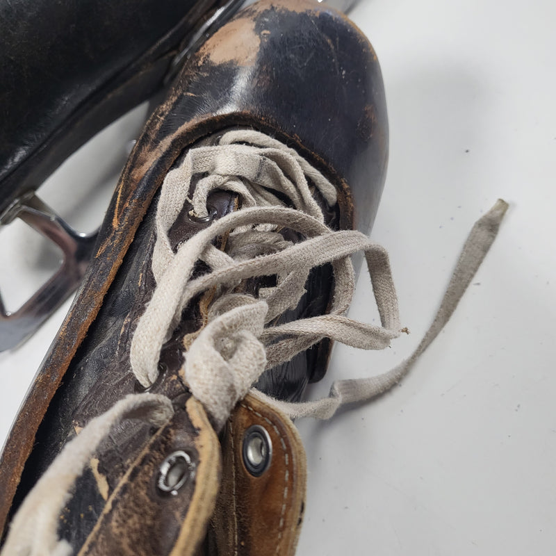 Load image into Gallery viewer, Vintage CCM Tackaberry Prolite Goalie Skates Sr 8 1/2
