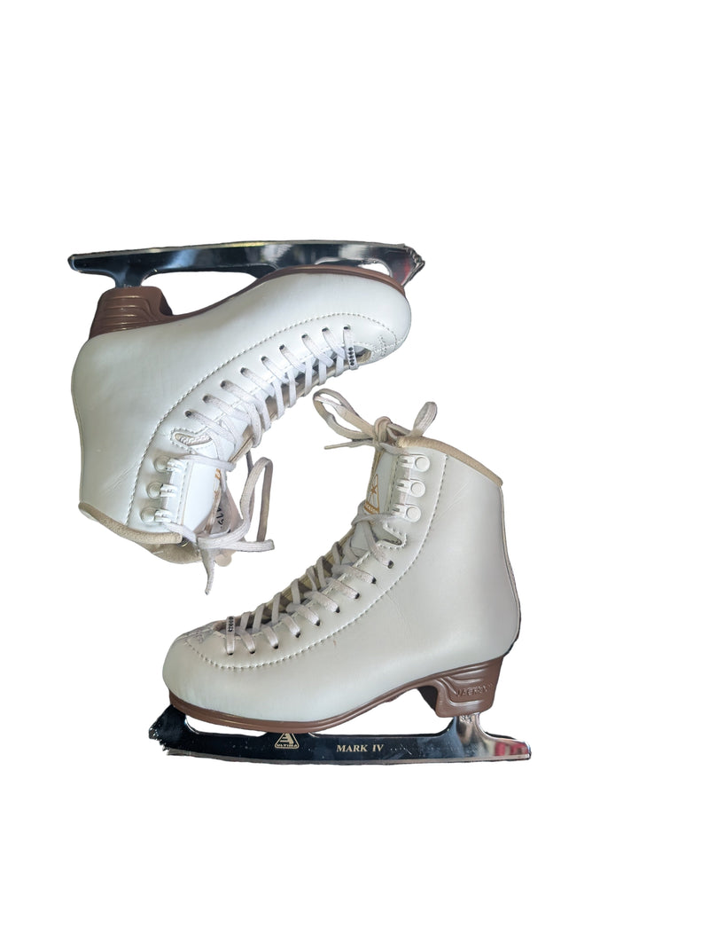 Load image into Gallery viewer, Used Jackson Artiste Size 2.5C Girls Figure Skates
