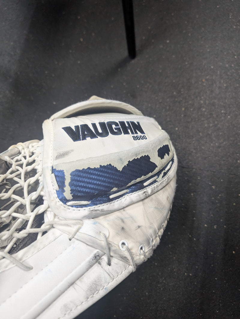 Load image into Gallery viewer, Used Vaughn epic 8600 Sr. Goalie glove Reg
