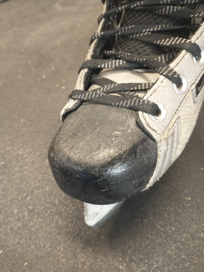 Load image into Gallery viewer, Used Nike Bauer Size 2 Hockey Skates
