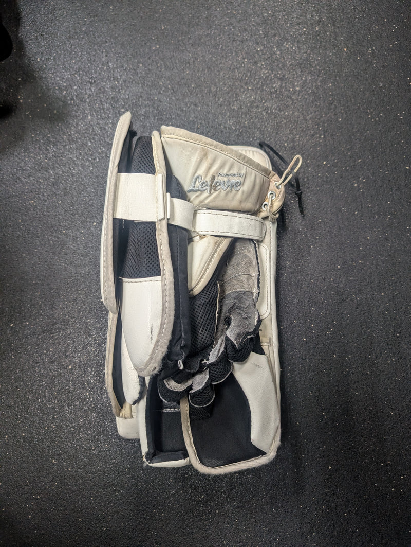 Load image into Gallery viewer, Used Reebok XT 28 INT Goalie Blocker
