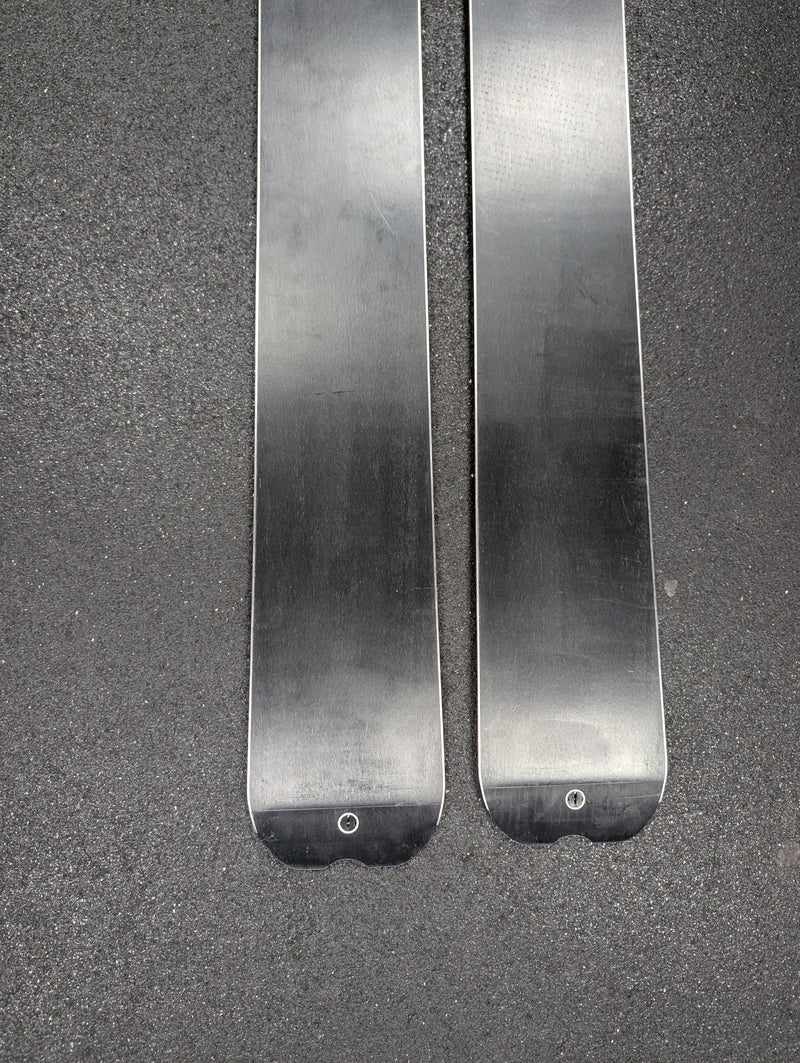 Load image into Gallery viewer, Used K2 Darkside 174cm Snow Skis
