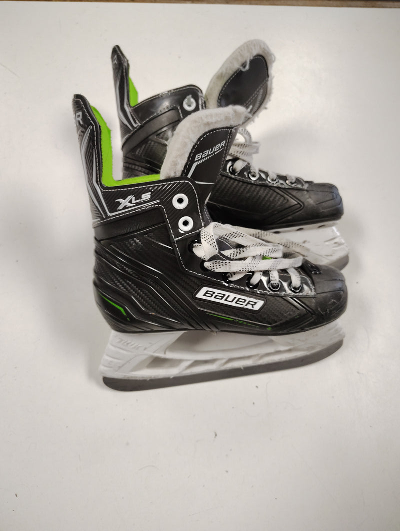 Load image into Gallery viewer, Used Bauer XLS Hockey Skates Size 3.5
