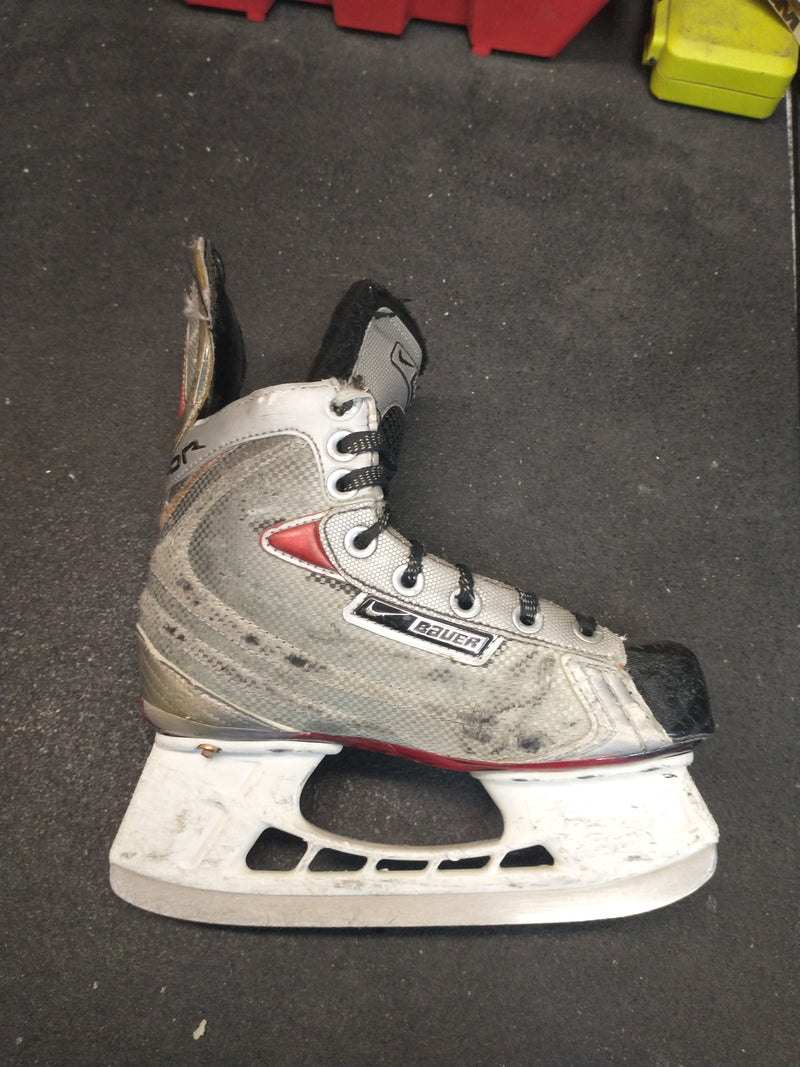 Load image into Gallery viewer, Used Nike Bauer Size 2 Hockey Skates
